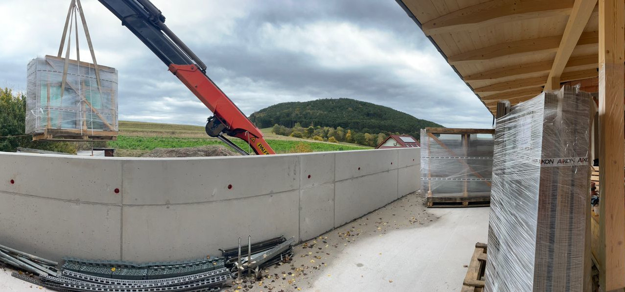 Fenêtres Aikon Distribution déchargées par la grue