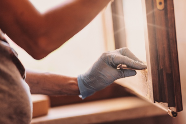 Comment réparer une fenêtre en bois?